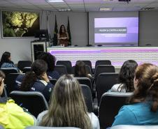  Ontem (16), o encontro foi com a Juíza da 1a Vara Criminal de Paranaguá, Dra Cintia Graeff. O tema abordado foi "As diversas formas de violência contra a Mulher".