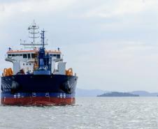 Pescadores de ilhas do entorno dos Portos visitam a draga 
