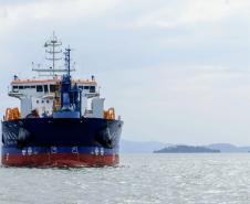 Pescadores de ilhas do entorno dos Portos visitam a draga 