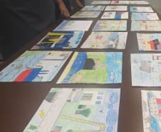 Concurso é organizado pela Portos do Paraná, em parceria com a prefeitura. Além de retratar o porto, os alunos também criam frases sobre a visita que fizeram. 