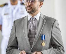 Luiz Fernando Garcia recebeu a medalha Amigo da Marinha, em reconhecimento aos serviços da autoridade portuária na manutenção da segurança da navegação pelos Portos do Paraná