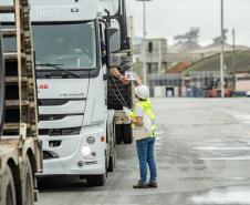 A partir desta semana, os trabalhadores que entram no cais público do Porto de Paranaguá recebem informações claras sobre as regras gerais de segurança e o regulamento da rota de tráfego de veículos e pedestres. 