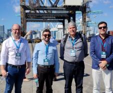 As oportunidades de negócios nos Portos do Paraná estão sendo apresentadas em Miami (EUA) no 28.º Congresso Latino-Americano de Portos. A empresa pública paranaense representa os terminais brasileiros e participa do evento junto com a Autoridade Portuária de Santos. 