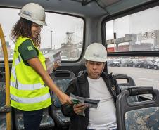 A partir desta semana, os trabalhadores que entram no cais público do Porto de Paranaguá recebem informações claras sobre as regras gerais de segurança e o regulamento da rota de tráfego de veículos e pedestres. 