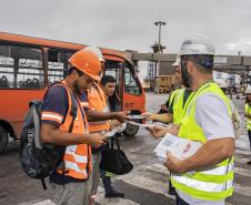 A partir desta semana, os trabalhadores que entram no cais público do Porto de Paranaguá recebem informações claras sobre as regras gerais de segurança e o regulamento da rota de tráfego de veículos e pedestres. 