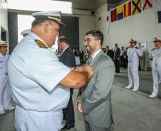 Luiz Fernando Garcia recebeu a medalha Amigo da Marinha, em reconhecimento aos serviços da autoridade portuária na manutenção da segurança da navegação pelos Portos do Paraná