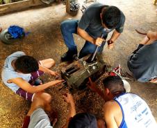 A empresa Portos do Paraná oferece a atividade, nessa semana, na Ilha de São Miguel. Objetivo é ensinar sobre manutenção de motores para que os pescadores fiquem menos dependentes de serviços de terceiros. Ainda em novembro, a atividade acontecerá na Ilha do Teixeira. 