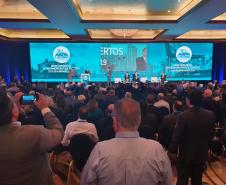 As oportunidades de negócios nos Portos do Paraná estão sendo apresentadas em Miami (EUA) no 28.º Congresso Latino-Americano de Portos. A empresa pública paranaense representa os terminais brasileiros e participa do evento junto com a Autoridade Portuária de Santos. 