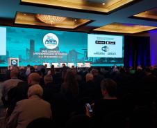 As oportunidades de negócios nos Portos do Paraná estão sendo apresentadas em Miami (EUA) no 28.º Congresso Latino-Americano de Portos. A empresa pública paranaense representa os terminais brasileiros e participa do evento junto com a Autoridade Portuária de Santos. 