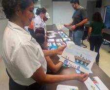 Concurso é organizado pela Portos do Paraná, em parceria com a prefeitura. Além de retratar o porto, os alunos também criam frases sobre a visita que fizeram. 