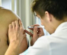 Mais de 50 colaboradores da empresa pública participaram de evento de duas horas que levou informação e diversão com palestra, exercício, confraternização e vacinas. 