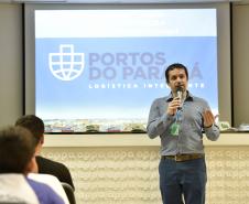 A empresa pública Portos do Paraná acaba de renovar o convênio do Projeto Porto Escola com os municípios de Paranaguá e Antonina. Com o ato desta terça-feira (10), a empresa dá continuidade à atividade que tem como objetivo abrir e aproximar ainda mais o porto da cidade. No programa, isso se dá através da educação. Em cinco anos, já são 9.561 alunos atendidos.