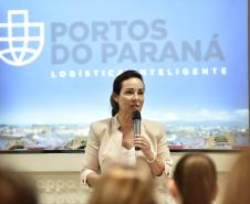 A empresa pública Portos do Paraná acaba de renovar o convênio do Projeto Porto Escola com os municípios de Paranaguá e Antonina. Com o ato desta terça-feira (10), a empresa dá continuidade à atividade que tem como objetivo abrir e aproximar ainda mais o porto da cidade. No programa, isso se dá através da educação. Em cinco anos, já são 9.561 alunos atendidos.