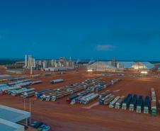  O produto embarcado pelo Porto de Paranaguá foi produzido em Sinop, no Mato Grosso, pela Inpasa Agroindustrial S.A. No Brasil, a empresa chega a processar 3,6 mil toneladas de milho por dia, produzindo 1,5 milhão de litros de etanol e mil toneladas de DDGS diariamente. Segundo o gerente comercial, Jeferson Santi, além da primeira exportação de DDGS da empresa pelo País, será a pioneira também no Brasil.