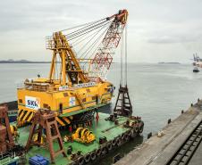 Os berços do Porto de Paranaguá começam a ser dragados por um draga mecânica, nesta sexta-feira (6). Esta é a primeira vez que uma “Clamshell” realiza obras nos portos paranaenses. A diferença entre essa e as embarcações comuns na realização desse serviço marítimo, no Estado, é a precisão e a segurança para dragar mais próximo ao costado.