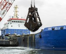 Os berços do Porto de Paranaguá começam a ser dragados por um draga mecânica, nesta sexta-feira (6). Esta é a primeira vez que uma “Clamshell” realiza obras nos portos paranaenses. A diferença entre essa e as embarcações comuns na realização desse serviço marítimo, no Estado, é a precisão e a segurança para dragar mais próximo ao costado.