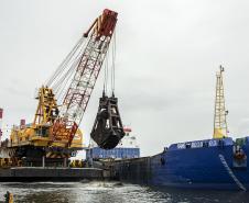 Os berços do Porto de Paranaguá começam a ser dragados por um draga mecânica, nesta sexta-feira (6). Esta é a primeira vez que uma “Clamshell” realiza obras nos portos paranaenses. A diferença entre essa e as embarcações comuns na realização desse serviço marítimo, no Estado, é a precisão e a segurança para dragar mais próximo ao costado.