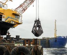 Os berços do Porto de Paranaguá começam a ser dragados por um draga mecânica, nesta sexta-feira (6). Esta é a primeira vez que uma “Clamshell” realiza obras nos portos paranaenses. A diferença entre essa e as embarcações comuns na realização desse serviço marítimo, no Estado, é a precisão e a segurança para dragar mais próximo ao costado.