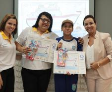 A empresa pública Portos do Paraná acaba de renovar o convênio do Projeto Porto Escola com os municípios de Paranaguá e Antonina. Com o ato desta terça-feira (10), a empresa dá continuidade à atividade que tem como objetivo abrir e aproximar ainda mais o porto da cidade. No programa, isso se dá através da educação. Em cinco anos, já são 9.561 alunos atendidos.