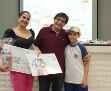 A empresa pública Portos do Paraná acaba de renovar o convênio do Projeto Porto Escola com os municípios de Paranaguá e Antonina. Com o ato desta terça-feira (10), a empresa dá continuidade à atividade que tem como objetivo abrir e aproximar ainda mais o porto da cidade. No programa, isso se dá através da educação. Em cinco anos, já são 9.561 alunos atendidos.