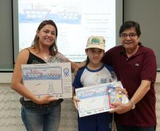 A empresa pública Portos do Paraná acaba de renovar o convênio do Projeto Porto Escola com os municípios de Paranaguá e Antonina. Com o ato desta terça-feira (10), a empresa dá continuidade à atividade que tem como objetivo abrir e aproximar ainda mais o porto da cidade. No programa, isso se dá através da educação. Em cinco anos, já são 9.561 alunos atendidos.