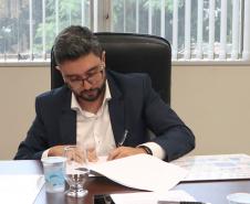 A empresa pública Portos do Paraná acaba de renovar o convênio do Projeto Porto Escola com os municípios de Paranaguá e Antonina. Com o ato desta terça-feira (10), a empresa dá continuidade à atividade que tem como objetivo abrir e aproximar ainda mais o porto da cidade. No programa, isso se dá através da educação. Em cinco anos, já são 9.561 alunos atendidos.