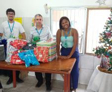 Empregados da empresa pública entregaram 174 presentes para crianças, jovens e idosos carentes em Paranaguá e Antonina. O Natal Solidário da empresa pública arrecadou brinquedos, bicicletas, instrumentos musicais, roupas e sapatos para fazer a festa de quem mais precisava. 