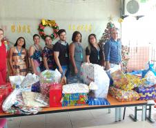 Empregados da empresa pública entregaram 174 presentes para crianças, jovens e idosos carentes em Paranaguá e Antonina. O Natal Solidário da empresa pública arrecadou brinquedos, bicicletas, instrumentos musicais, roupas e sapatos para fazer a festa de quem mais precisava. 