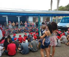 Empregados da empresa pública entregaram 174 presentes para crianças, jovens e idosos carentes em Paranaguá e Antonina. O Natal Solidário da empresa pública arrecadou brinquedos, bicicletas, instrumentos musicais, roupas e sapatos para fazer a festa de quem mais precisava. 