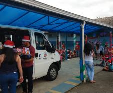 Empregados da empresa pública entregaram 174 presentes para crianças, jovens e idosos carentes em Paranaguá e Antonina. O Natal Solidário da empresa pública arrecadou brinquedos, bicicletas, instrumentos musicais, roupas e sapatos para fazer a festa de quem mais precisava. 