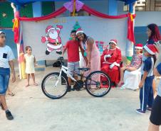 Empregados da empresa pública entregaram 174 presentes para crianças, jovens e idosos carentes em Paranaguá e Antonina. O Natal Solidário da empresa pública arrecadou brinquedos, bicicletas, instrumentos musicais, roupas e sapatos para fazer a festa de quem mais precisava. 