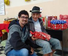 Empregados da empresa pública entregaram 174 presentes para crianças, jovens e idosos carentes em Paranaguá e Antonina. O Natal Solidário da empresa pública arrecadou brinquedos, bicicletas, instrumentos musicais, roupas e sapatos para fazer a festa de quem mais precisava. 