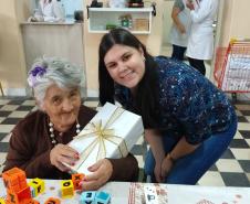 Empregados da empresa pública entregaram 174 presentes para crianças, jovens e idosos carentes em Paranaguá e Antonina. O Natal Solidário da empresa pública arrecadou brinquedos, bicicletas, instrumentos musicais, roupas e sapatos para fazer a festa de quem mais precisava. 