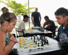 A empresa Portos do Paraná levou pela primeira vez o projeto Porto em Ação para além do continente. A comunidade beneficiada foi a de Encantadas, na Ilha do Mel. Nesta quarta-feira (4), os moradores tiveram acesso a exames clínicos e vacinação, além de corte de cabelo, aulas de xadrez, orientações sobre qualidade de vida e atividades físicas.