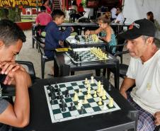 A empresa Portos do Paraná levou a ação a Encantadas. Os moradores tiveram acesso a exames clínicos e vacinação, além de corte de cabelo, aulas de xadrez, orientações sobre qualidade de vida e atividades físicas. A ideia é ampliar o projeto para outras comunidades em 2020. 