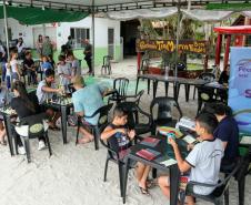 A empresa Portos do Paraná levou pela primeira vez o projeto Porto em Ação para além do continente. A comunidade beneficiada foi a de Encantadas, na Ilha do Mel. Nesta quarta-feira (4), os moradores tiveram acesso a exames clínicos e vacinação, além de corte de cabelo, aulas de xadrez, orientações sobre qualidade de vida e atividades físicas.