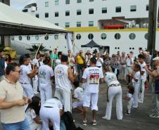 O navio de cruzeiros MS Hamburg está atracado no Porto de Paranaguá, onde permanece até as 19h. A parada turística, que traz 411 passageiros e tripulantes, movimenta o Litoral e a capital do Estado. 