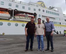 O navio de cruzeiros MS Hamburg está atracado no Porto de Paranaguá, onde permanece até as 19h. A parada turística, que traz 411 passageiros e tripulantes, movimenta o Litoral e a capital do Estado. 