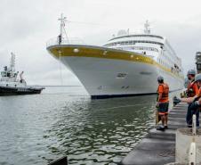 O navio de cruzeiros MS Hamburg está atracado no Porto de Paranaguá, onde permanece até as 19h. A parada turística, que traz 411 passageiros e tripulantes, movimenta o Litoral e a capital do Estado. 
