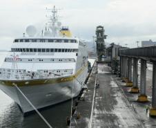 O navio de cruzeiros MS Hamburg está atracado no Porto de Paranaguá, onde permanece até as 19h. A parada turística, que traz 411 passageiros e tripulantes, movimenta o Litoral e a capital do Estado. 