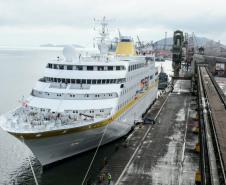 O navio de cruzeiros MS Hamburg está atracado no Porto de Paranaguá, onde permanece até as 19h. A parada turística, que traz 411 passageiros e tripulantes, movimenta o Litoral e a capital do Estado. 