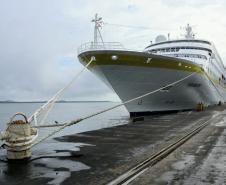 O navio de cruzeiros MS Hamburg está atracado no Porto de Paranaguá, onde permanece até as 19h. A parada turística, que traz 411 passageiros e tripulantes, movimenta o Litoral e a capital do Estado. 