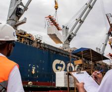 O Porto de Paranaguá alcançou na madrugada desta terça-feira (31) a marca de 53.098.566 toneladas de produtos movimentados. O número, que deve aumentar ao longo do dia, já supera o recorde do ano passado, quando foram 53.029.221 toneladas. Em Antonina, as movimentações somaram 908.377 toneladas e são 17% maiores que em 2018