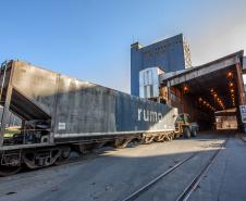 Em 2019, o Porto de Paranaguá recebeu mais vagões e menos caminhões na descarga de açúcar, grãos e farelo para exportação. Esse crescimento e propostas de inovação animam o setor e geram expectativas ainda mais positivas para próximos anos. 