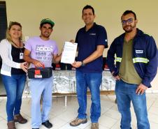 Moradores da Ilha do Teixeira receberam nesta quinta-feira (23) o certificado de conclusão do curso e um kit de ferramentas. O objetivo da ação da empresa Portos do Paraná é que os pescadores possam consertar e fazer a manutenção dos próprios barcos.