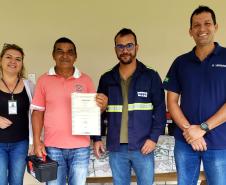 Moradores da Ilha do Teixeira receberam nesta quinta-feira (23) o certificado de conclusão do curso e um kit de ferramentas. O objetivo da ação da empresa Portos do Paraná é que os pescadores possam consertar e fazer a manutenção dos próprios barcos.