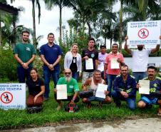 Moradores da Ilha do Teixeira receberam nesta quinta-feira (23) o certificado de conclusão do curso e um kit de ferramentas. O objetivo da ação da empresa Portos do Paraná é que os pescadores possam consertar e fazer a manutenção dos próprios barcos.