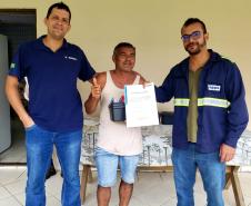 Moradores da Ilha do Teixeira receberam nesta quinta-feira (23) o certificado de conclusão do curso e um kit de ferramentas. O objetivo da ação da empresa Portos do Paraná é que os pescadores possam consertar e fazer a manutenção dos próprios barcos.