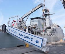 O NPaOc Amazonas é a primeira embarcação das forças armadas brasileiras a realizar procedimento de apoio no cais público paranaense em 2020
