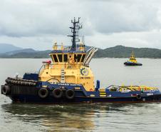 Novo equipamento saiu do estaleiro em Itajaí direto para atender os Porto de Paranaguá e Antonina, reforçando a frota com mais tecnologia e potência. Isso garante melhor atendimento aos serviços e operações marítimos. 